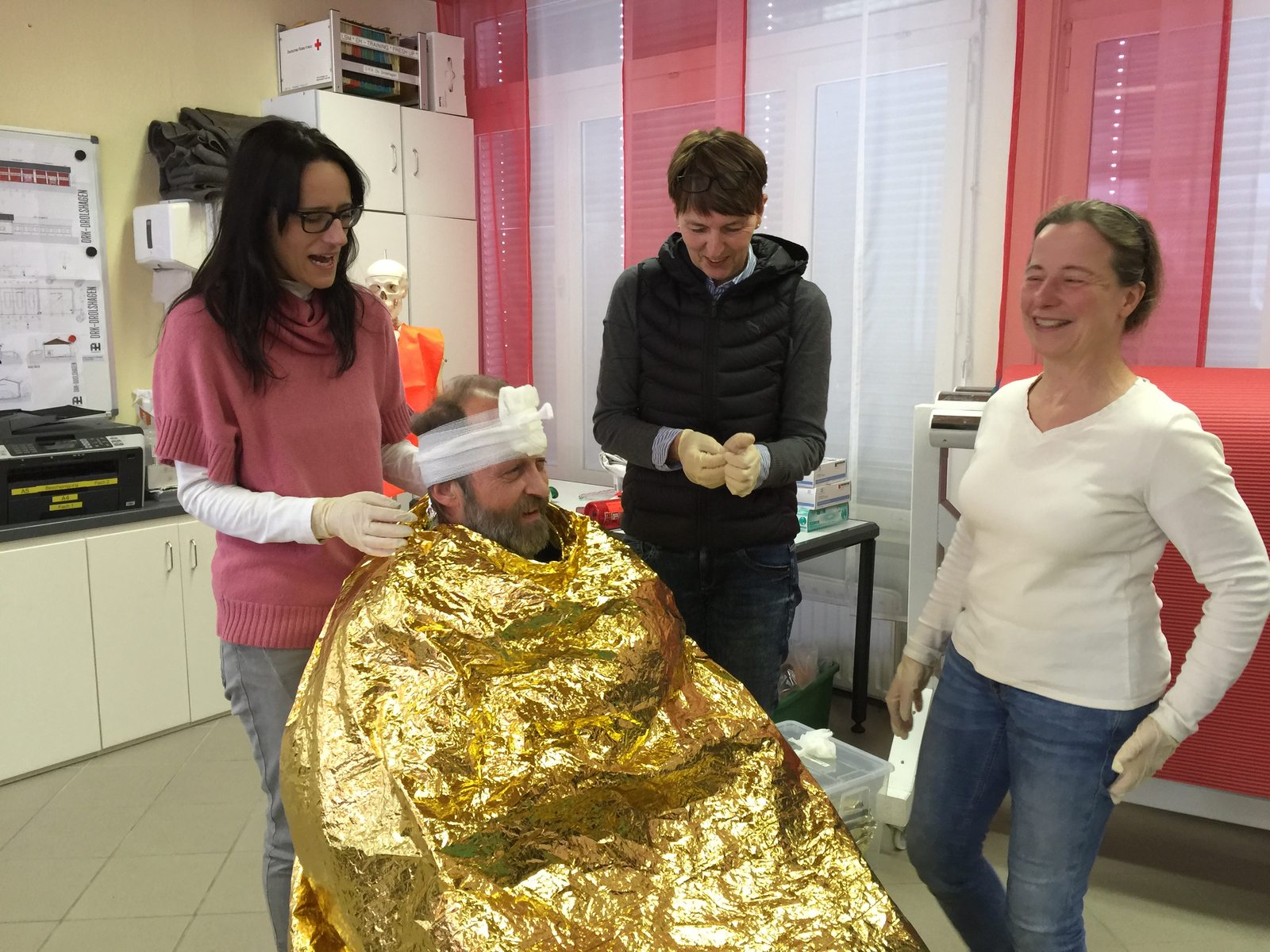 Gemeinsame Übung beim Erste-Hilfe-Kurs