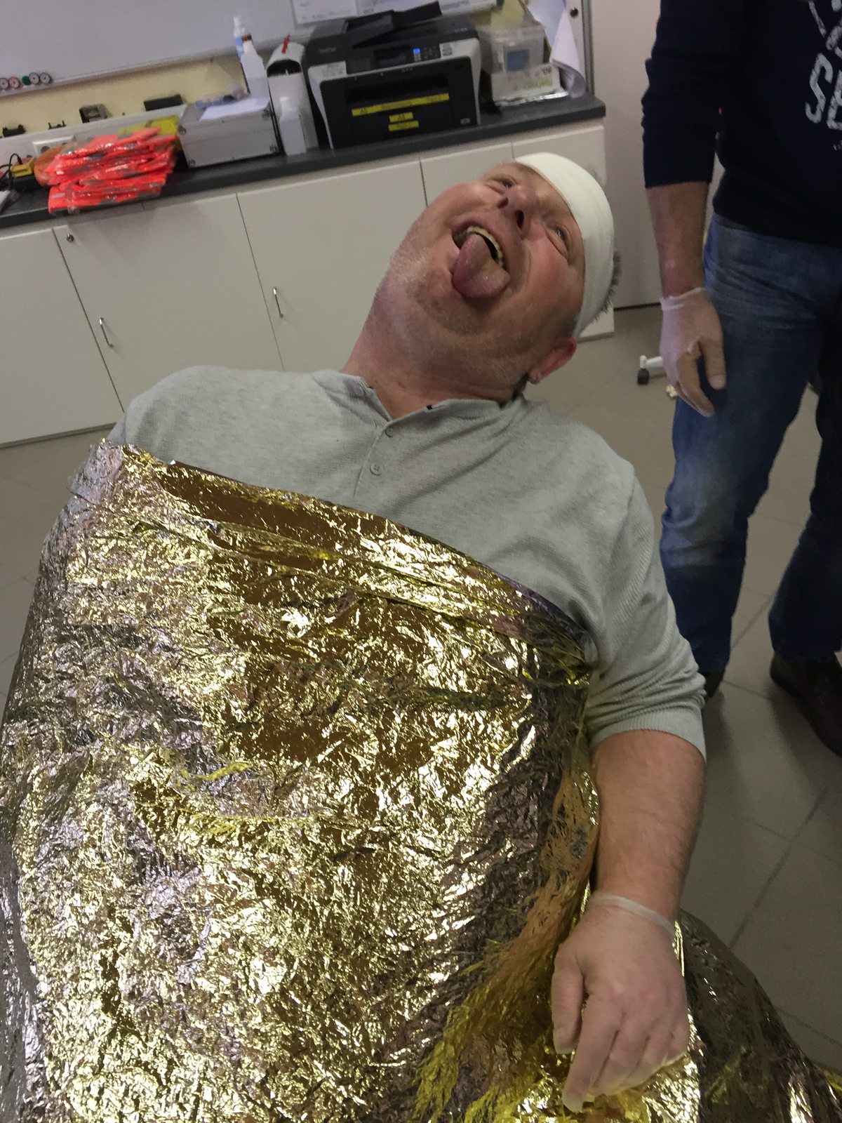 Lockere Übungssituation beim Erste-Hilfe-Kurs
