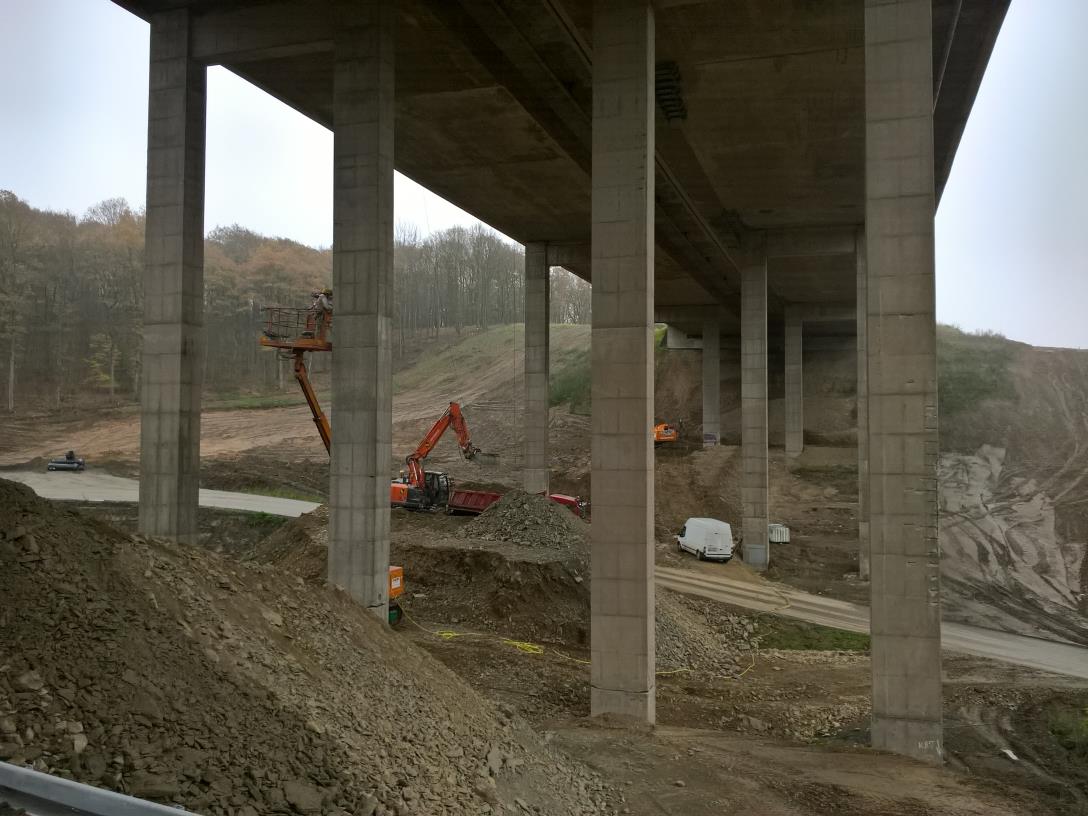Rückbau- und Gründungsarbeiten an einer Talbrücke