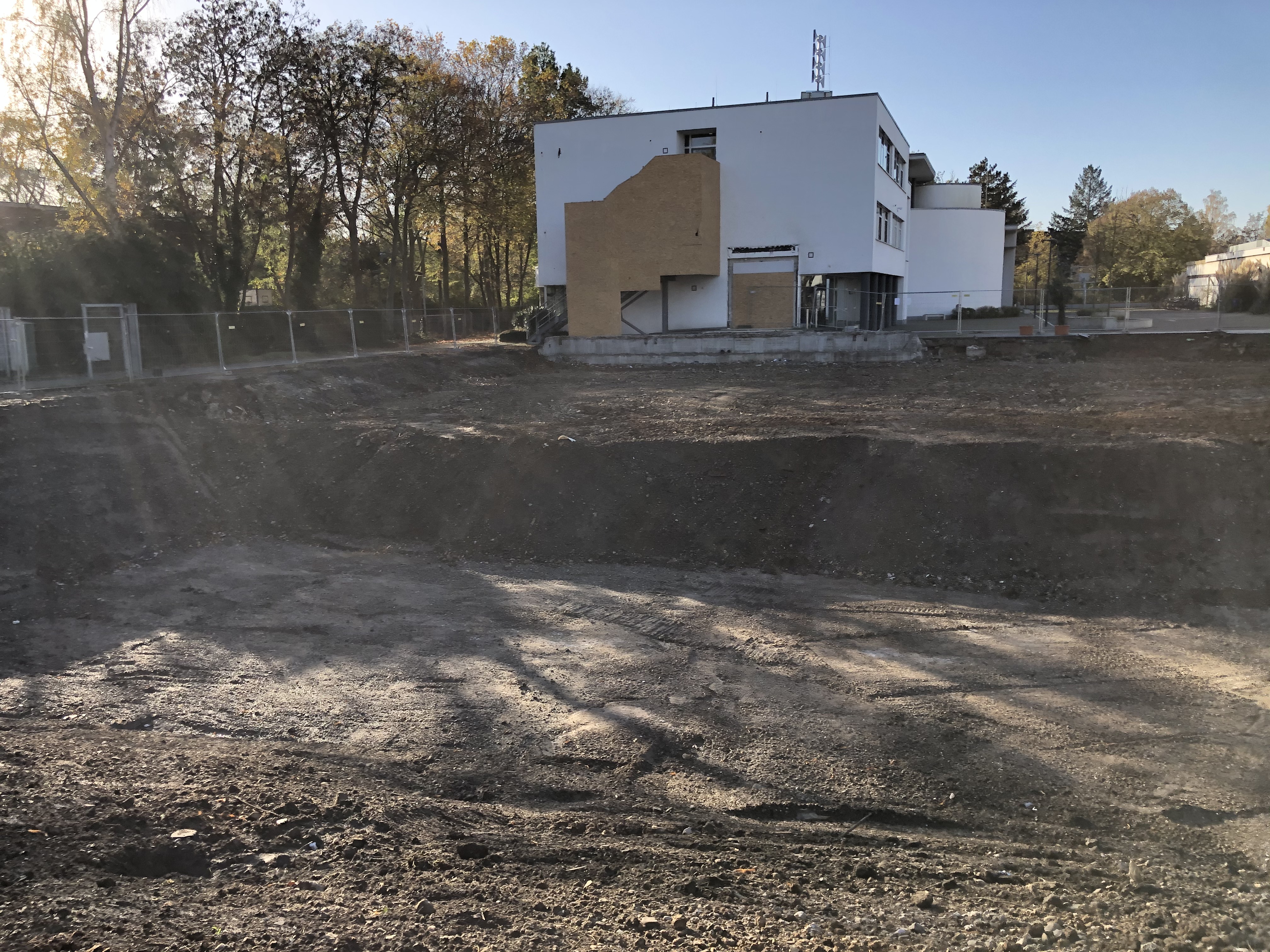 Beräumter Bereich nach dem Abbruch der ehemaligen Schule