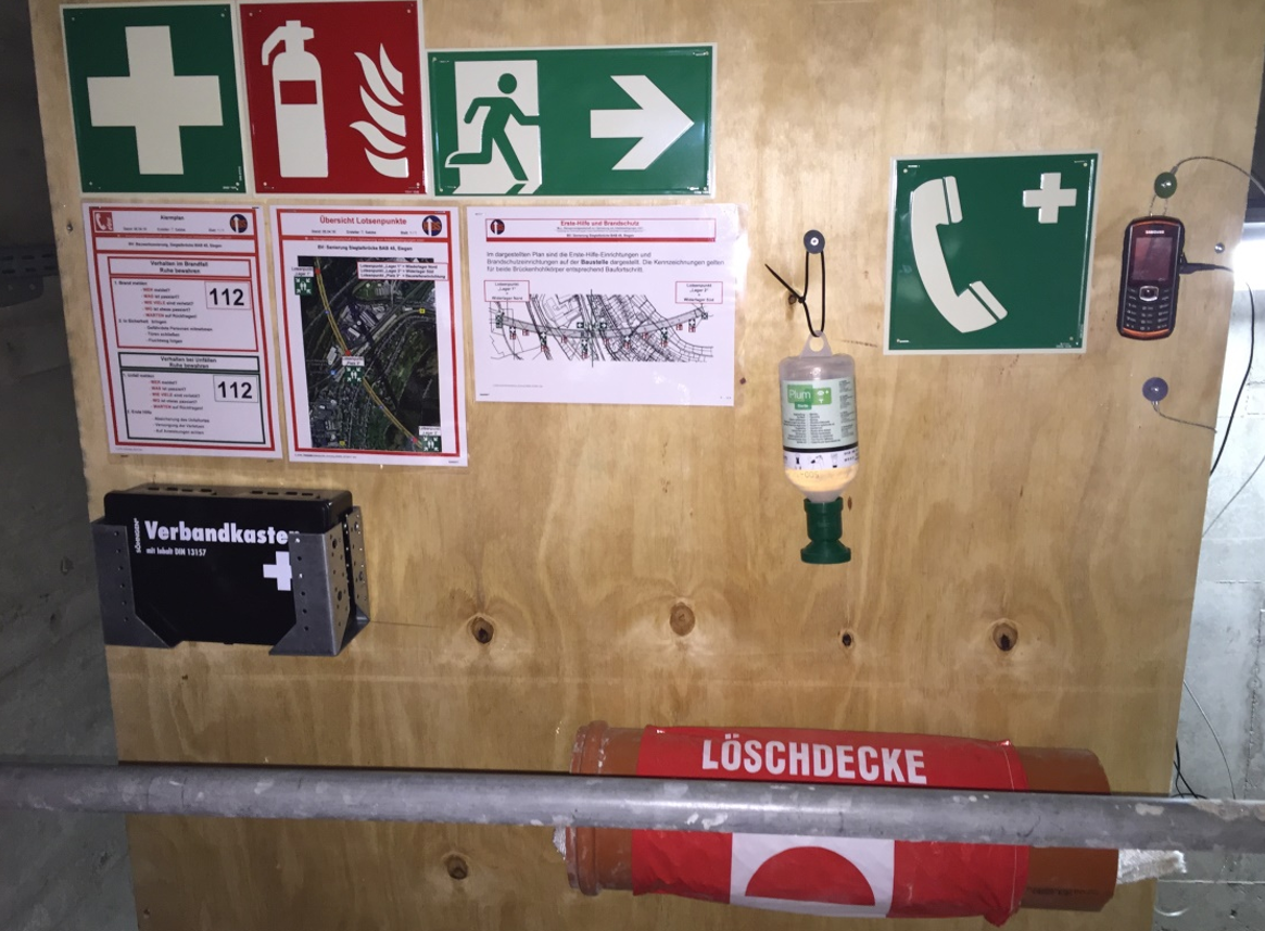 Beispiel für organisierte Erste-Hilfe- und Brandschutzeinrichtungen
